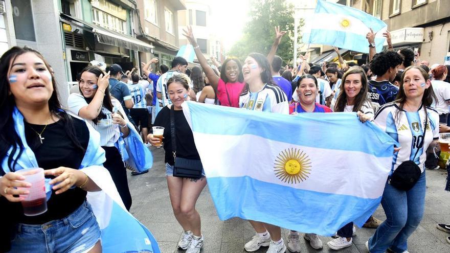 El «Dios» Messi vigila la resistencia de Argentina en La Mila de A Coruña al ritmo de bombo y pasión: "Vamos a por el cuarto"