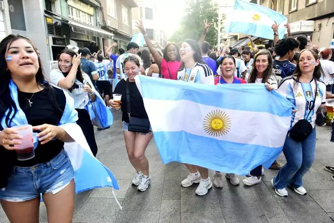 Aficionados argentinos siguen la final del Mundial en A Coruña