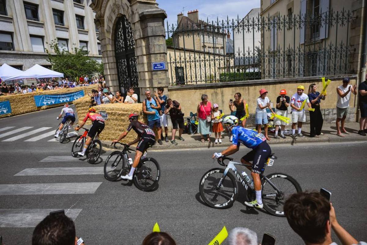 EL ciclista portugués del Movistar, Nelson Oliveira, en la fuga, por detrás de Julian Alaphilippe.