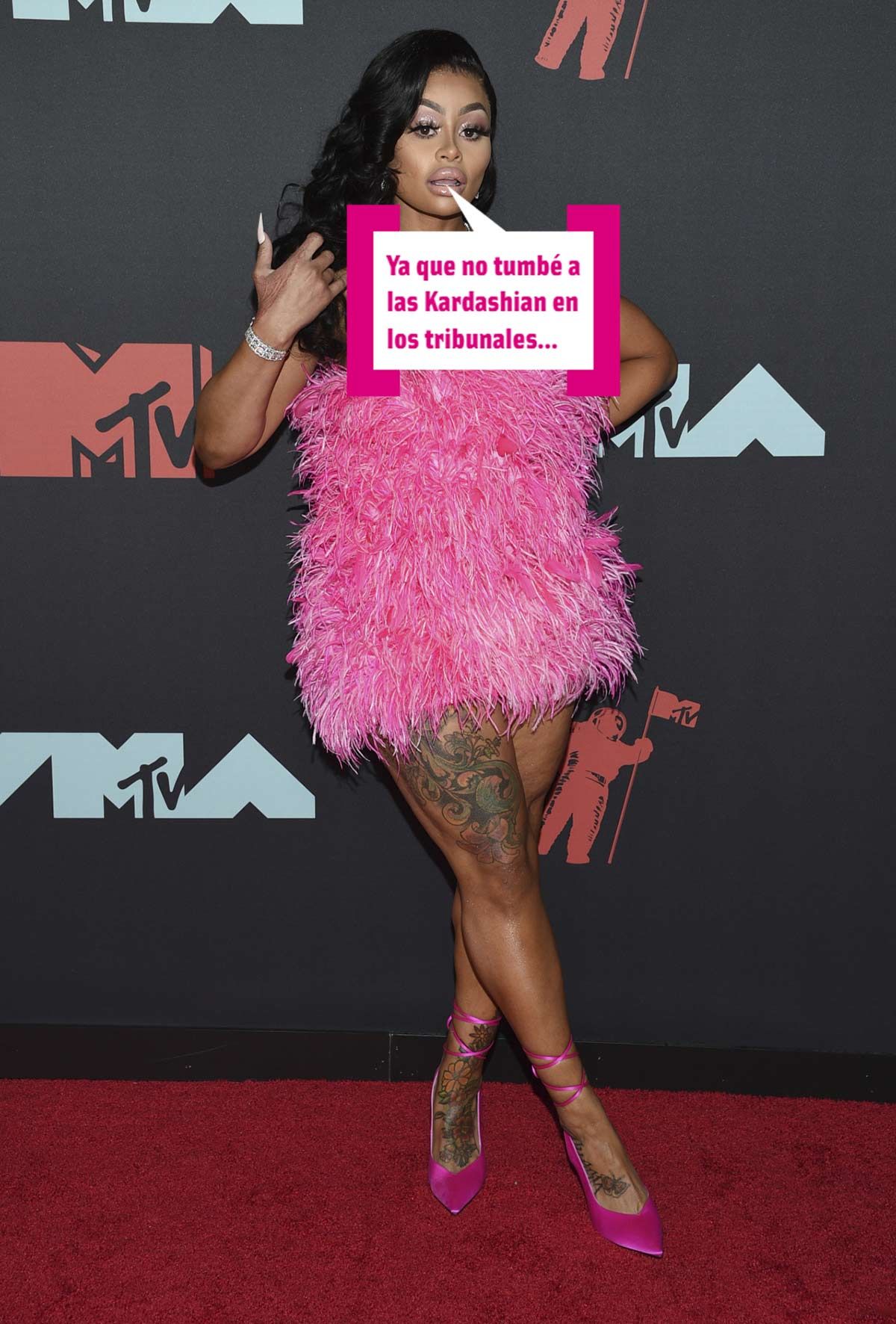 Blac Chyna posando con vestido rosa de plumas y con bocadillo Cuore