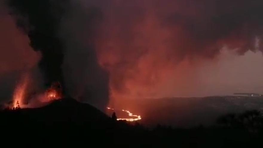 Erupción del volcán de La Palma y una de las coladas activas desde Llano del Jable