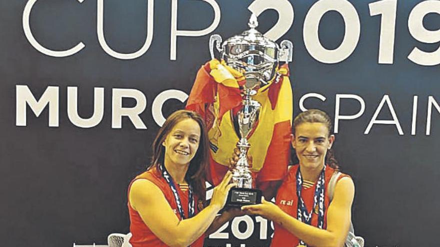 MarÃ­a Luisa Gracia levanta la copa con Amanda GarcÃ­a.