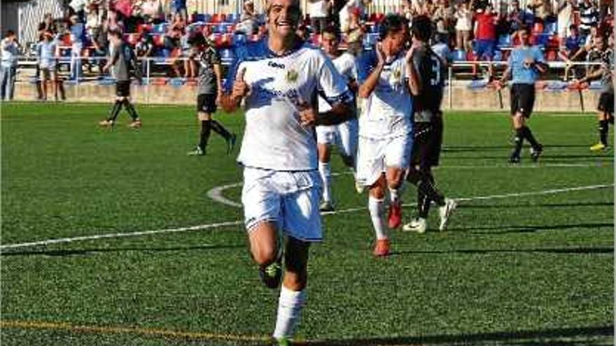 Enric Pi celebra el primer gol del Llagostera després d&#039;un gran xut des de fora l&#039;àrea.