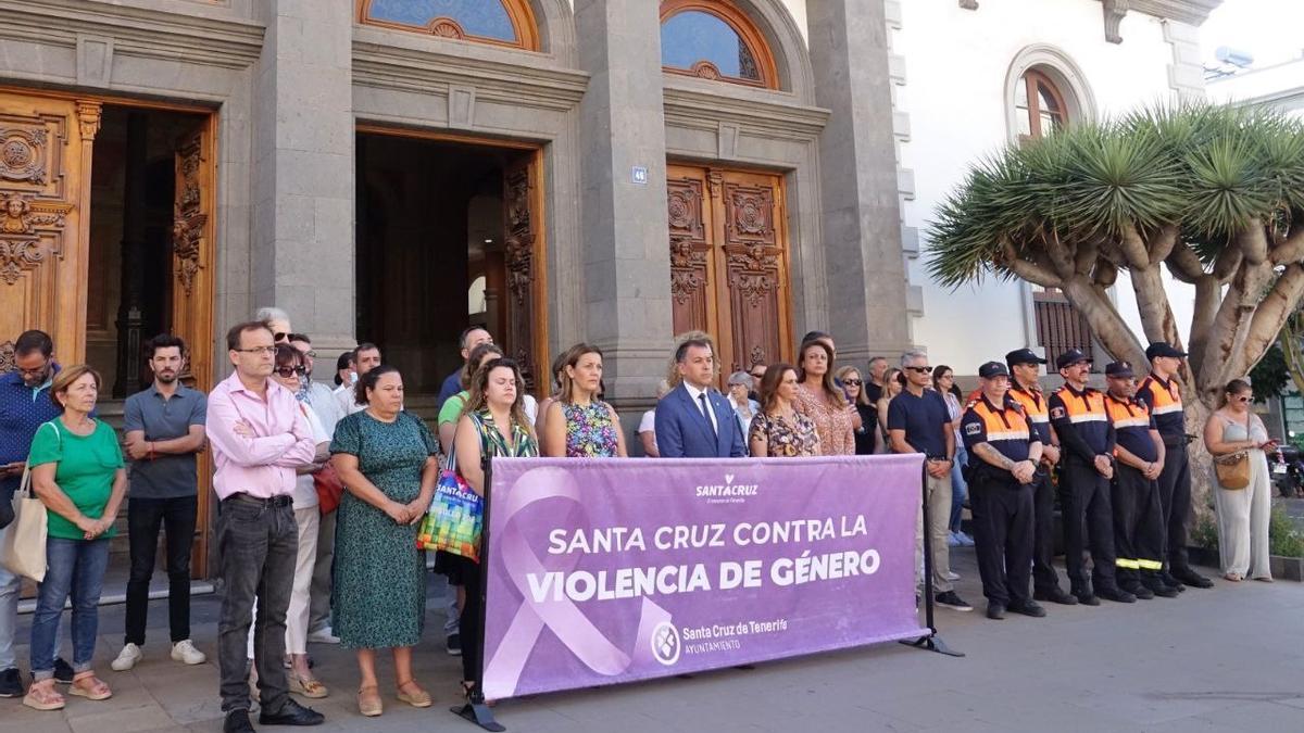 Minuto de silencio, hoy, a las puertas del Ayuntamiento de Santa Cruz de Tenerife por el asesinato de una mujer ayer.