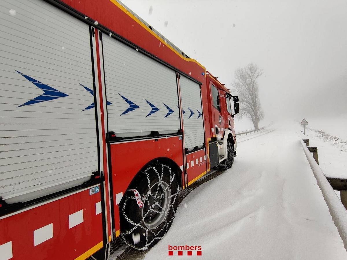 Els Bombers donen assistència a vehicles que s’han quedat atrapats per la neu a la carretera N-141C, al seu pas pel Coll de la Pollosa