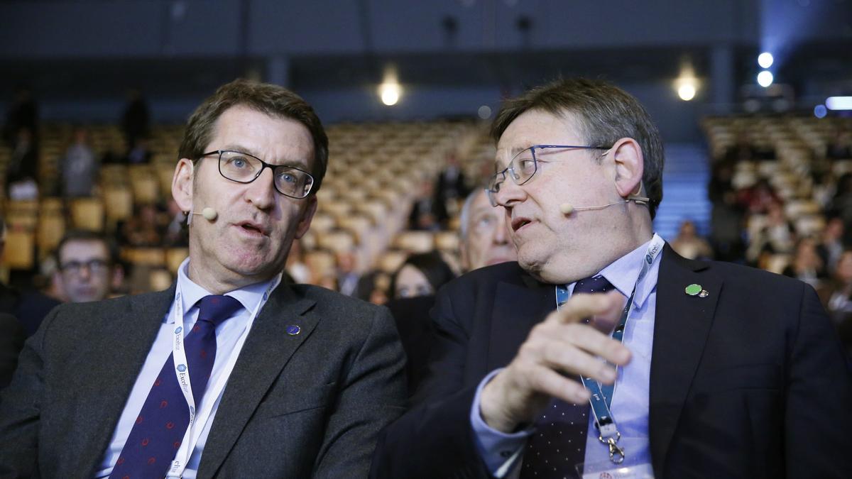 El presidente de la Xunta de Galicia, Alberto Núñez Feijóo (i), y el de la Generalitat valenciana, Ximo Puig (d), en el foro de turismo Exceltur de 2016