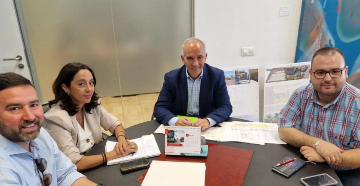 José Ignacio Andrés, alcalde de Pinseque, en su encuentro con la Consejería de Educación. | SERVICIO ESPECIAL
