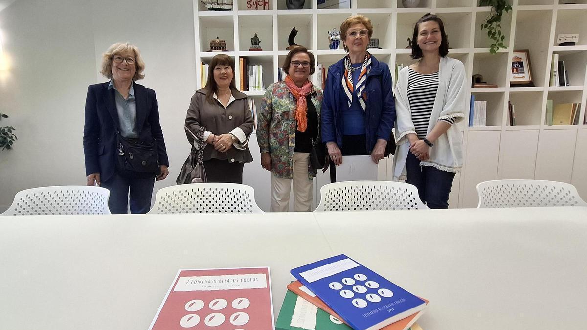 Pela izquierda, María del Carmen Alonso Dos-Santos, Esther García López, Teresa Pandiella Hevia, Rosa Serdio y Bárbara Vega Mallo.