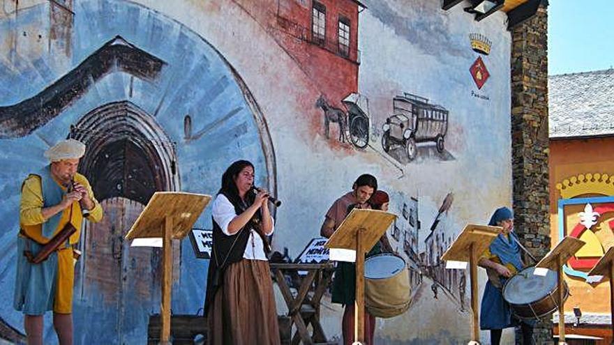 Un concert a la plaça del Call de Puigcerdà durant una edició de la Setmana Cultural del Roser