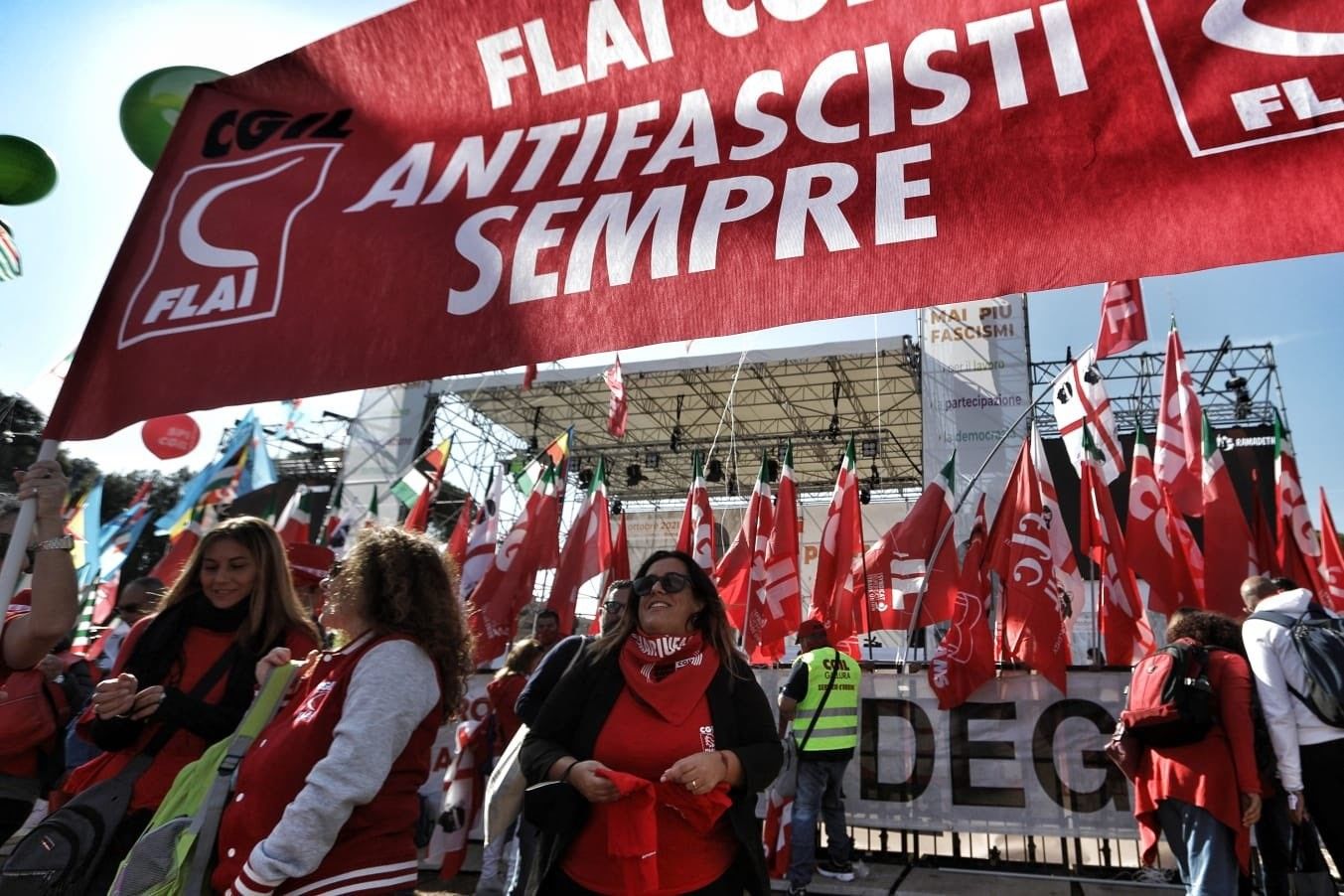 Decenas de miles de personas marchan contra el fascismo en Roma