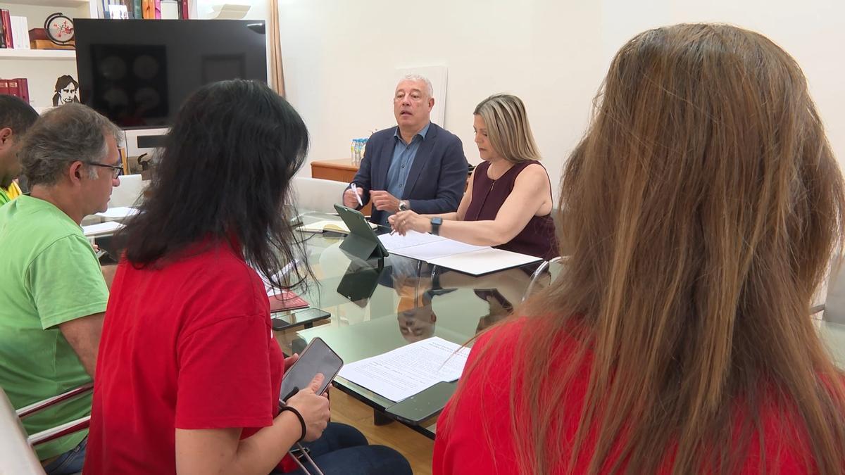 Educación recibe a tres de los cinco sindicatos para analizar una contraoferta con la vista puesta en zanjar la huelga de profesores