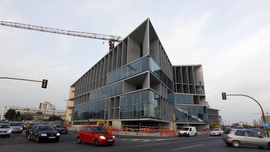 La fachada del Palacio de Congresos está casi acabada.