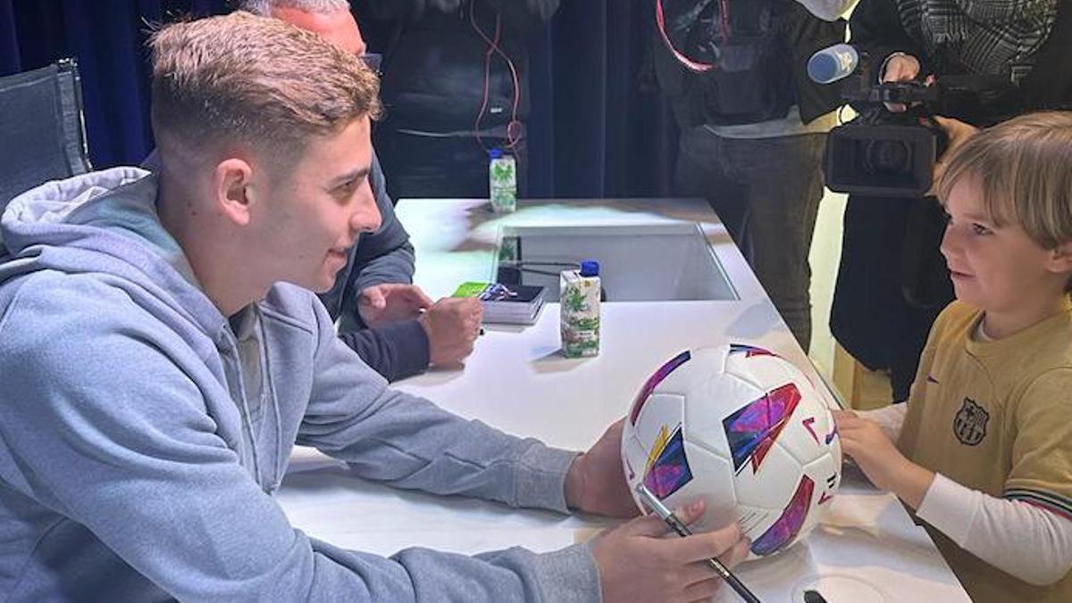 Fermín López, firmando un balón a un aficionado