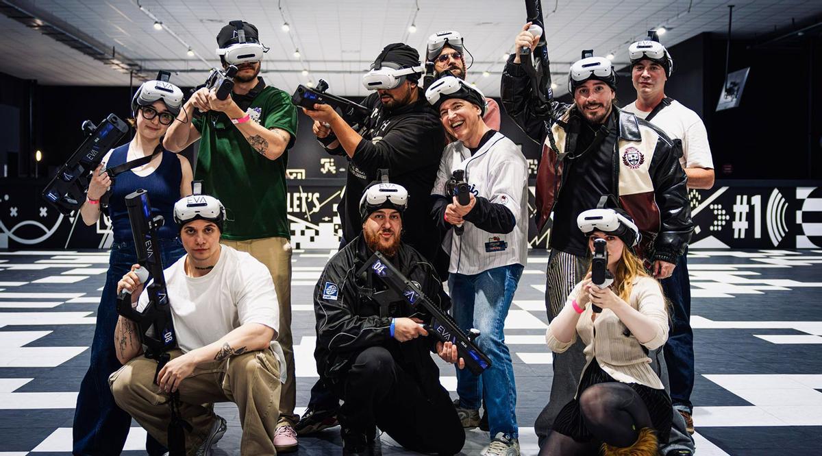 Jugadores probando la experiencia de realidad virtual que ofrece EVA en algunas ciudades de España.