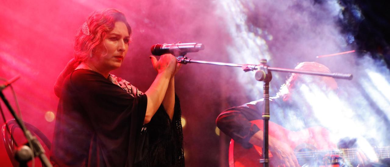 La cantante durante el concierto celebrado anoche en sa Punta des Molí de Sant Antoni