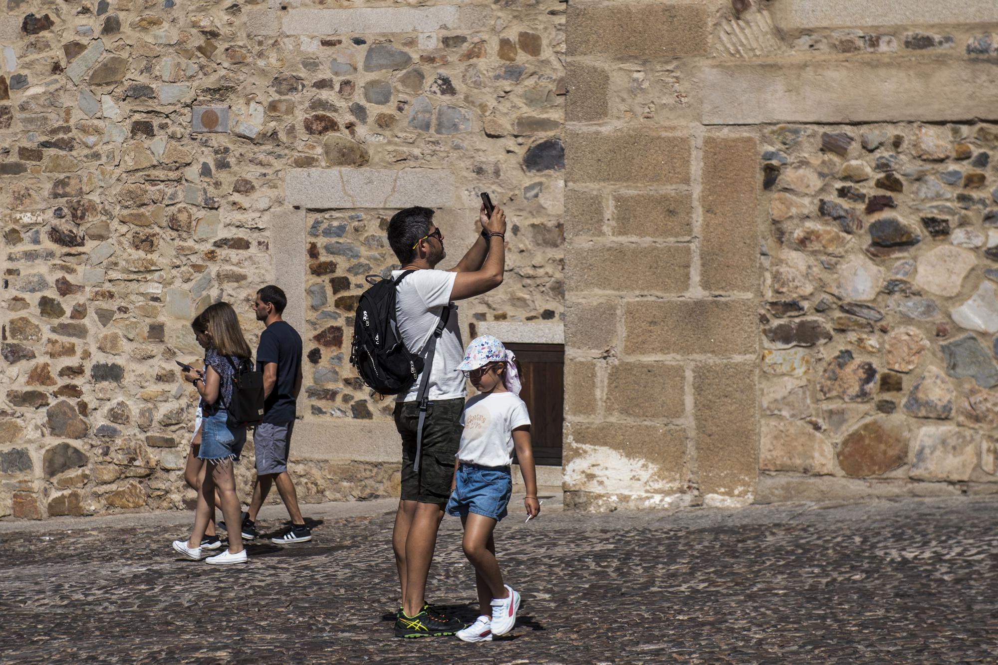 Fotogalería | Así disfrutan los turistas de la belleza de Cáceres