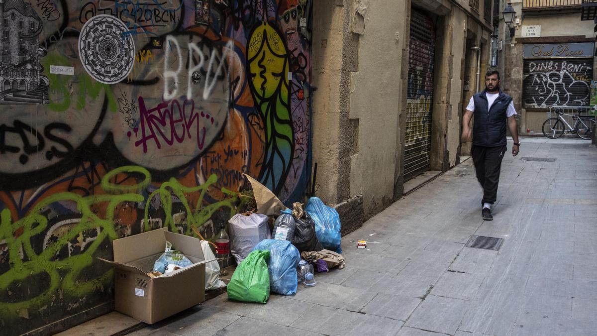 Bolsas de basura y pintadas en la calle dels Escudellers Blancs.