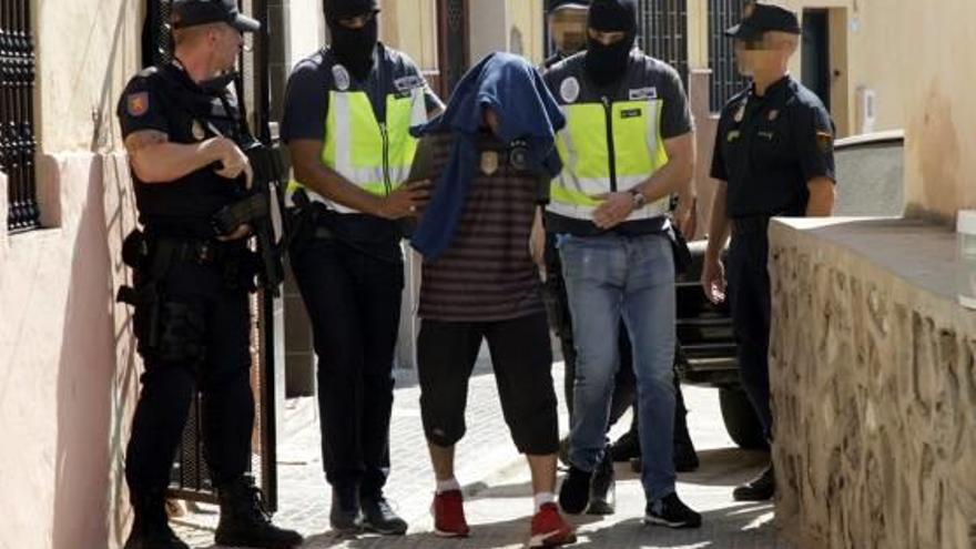 Diversos agents s&#039;emporten el gihadista detingut a Melilla.