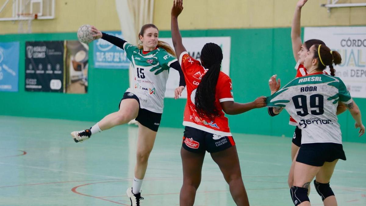 Irene Lesmes realiza un lanzamiento.