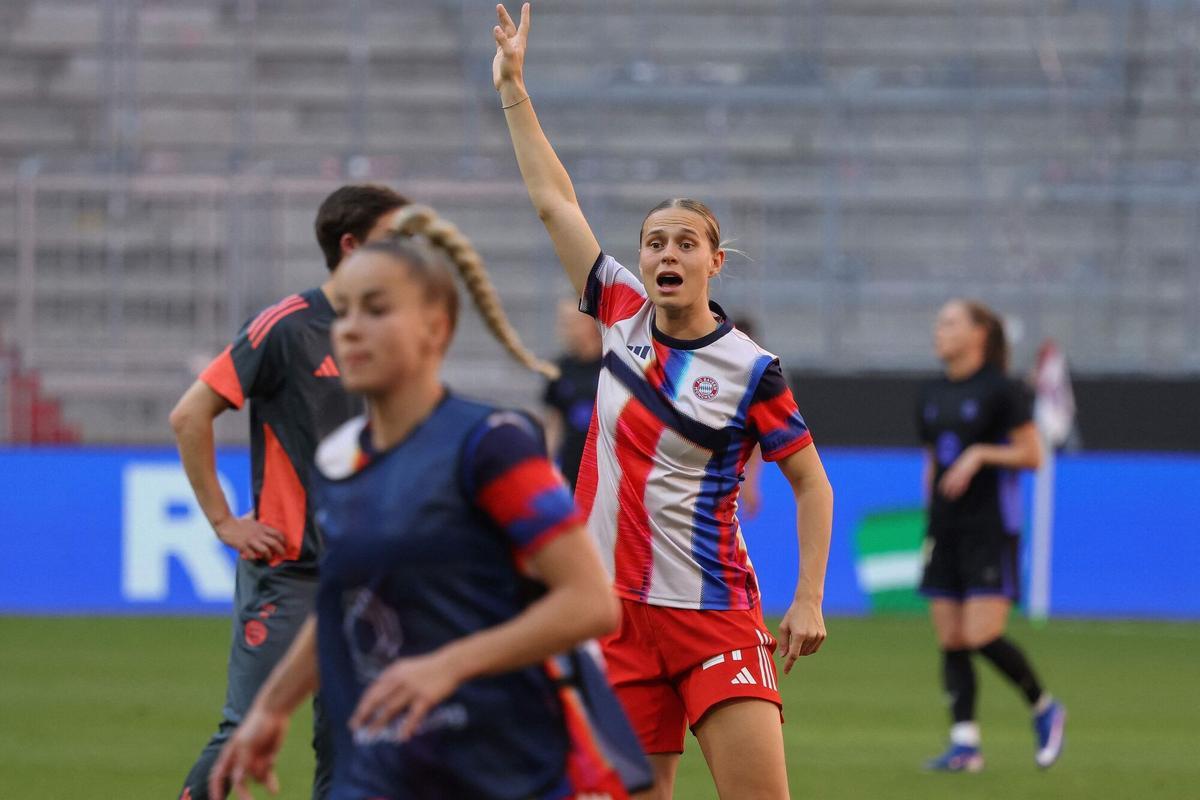 Klara Bühl alza la mano durante un partido del Bayern.