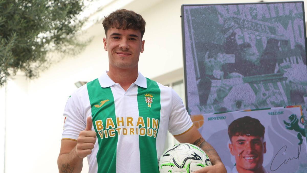 Egoitz Muñoz posa como nuevo jugador del Córdoba CF.