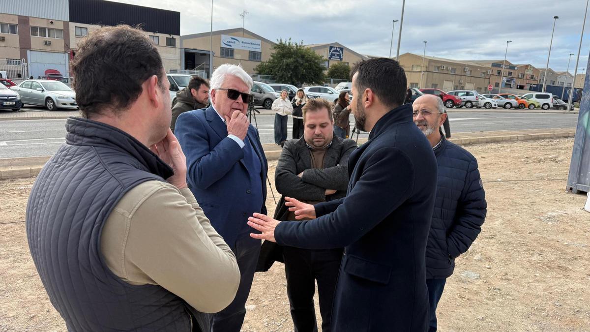 El concejal de Promoción Económica, Samuel Ruiz, reunido con empresarios del polígono de Carrús este miércoles