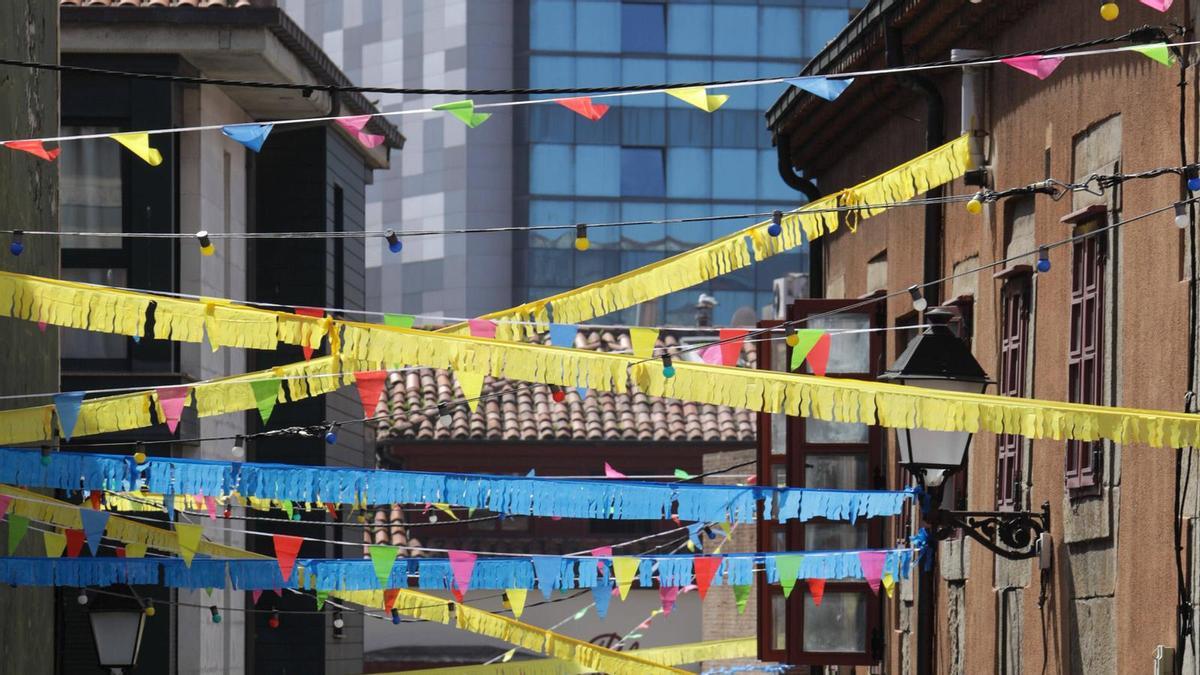 Cimadevilla se llena de figuras y adornos para comenzar sus fiestas (en imágenes)