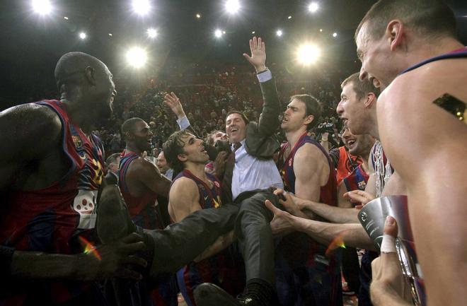 Los jugadores del Barcelona, mantean a Xavier Pascual, celebrando su victoria en la Final Four de la Euroliga de baloncesto, al vencer al Olympiacos por 86 - 68, en el encuentro celebrado en el Palacio Omnisport de Bercy, Paris.