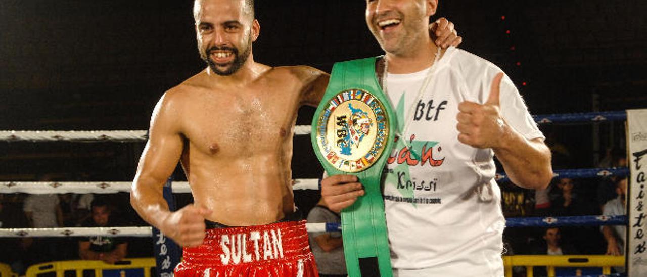 Nebil Sultán Krissi (i), junto a su entrenador, Carlos Formento.