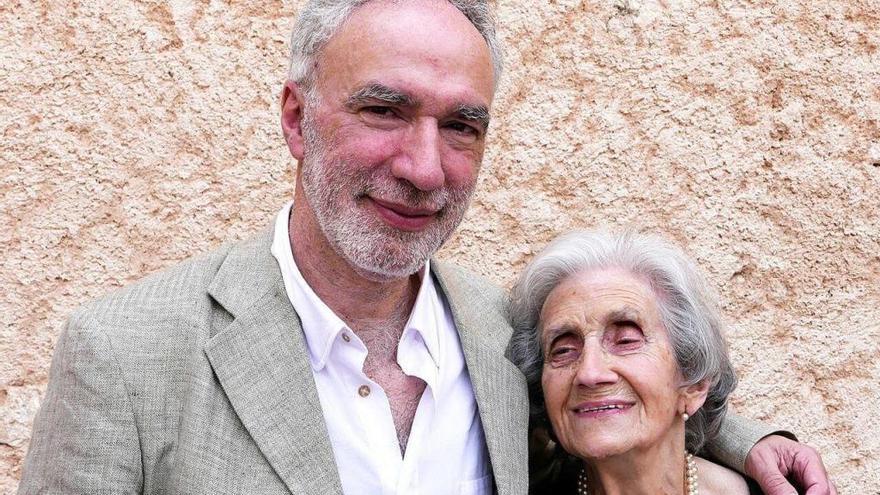 Antònia Cerdà, junto a su hijo Miquel Àngel March, actual alcalde de Pollença.