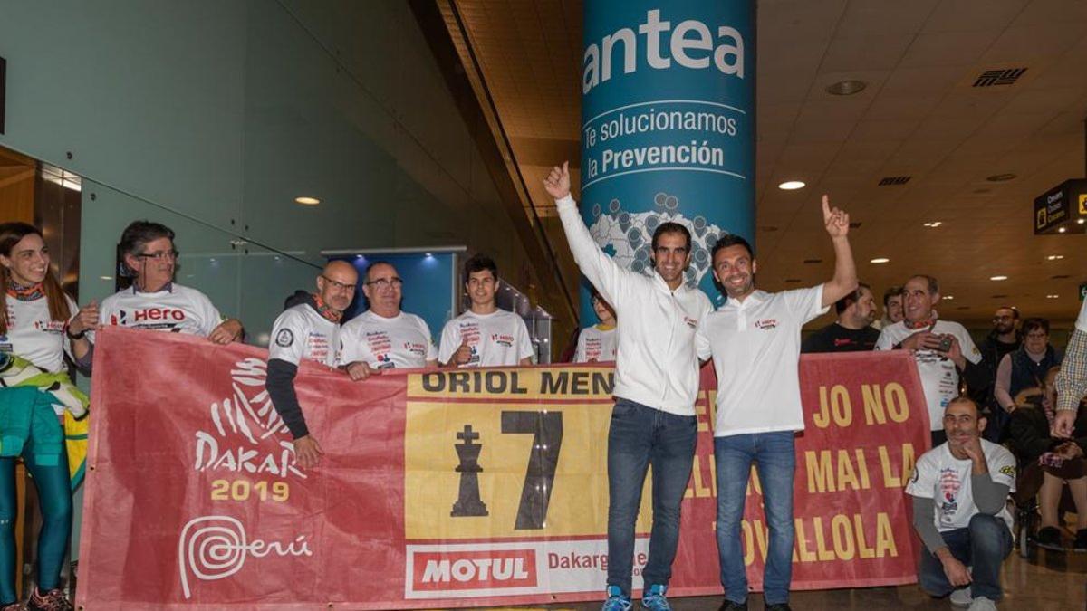 Oriol Mena, saludando -el primero de la izquierda- a su llegada a Barcelona
