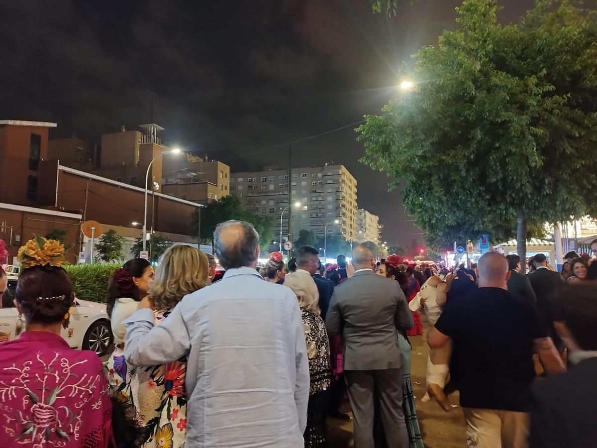 Cola de gente esperando para montarse en un taxi y salir de la Feria de Sevilla de 2026 en la noche del martes al miércoles