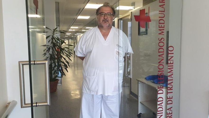 El doctor Rodríguez Sotillo, ayer, en la entrada de la Unidad de Lesionados Medulares del Hospital Universitario de A Coruña.