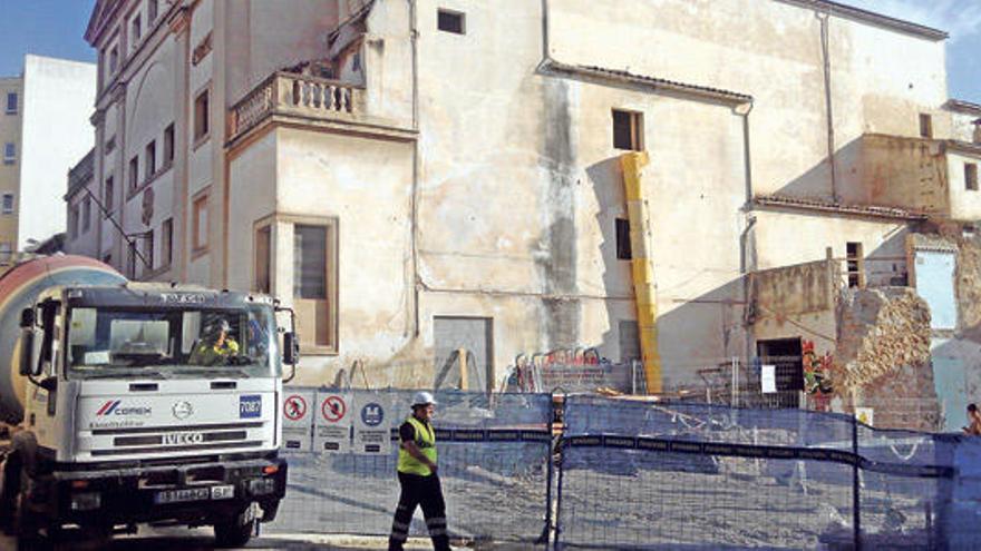 Operarios de las obras de Teatro Principal trabajando ayer a pesar de ser fiesta local.