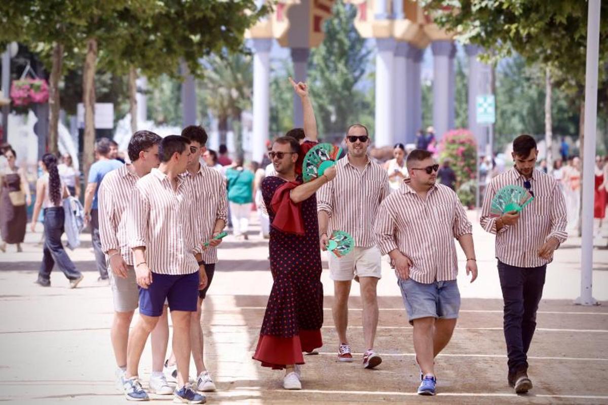 Un grupo de amigos en despedida de soltero en la Feria de Córdoba.