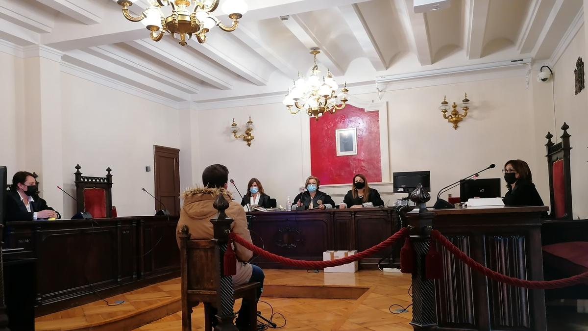 El condenado escucha la sentencia de la Audiencia.