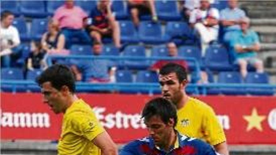 Una acció del partit entre el Llagostera i el Vila-real B.