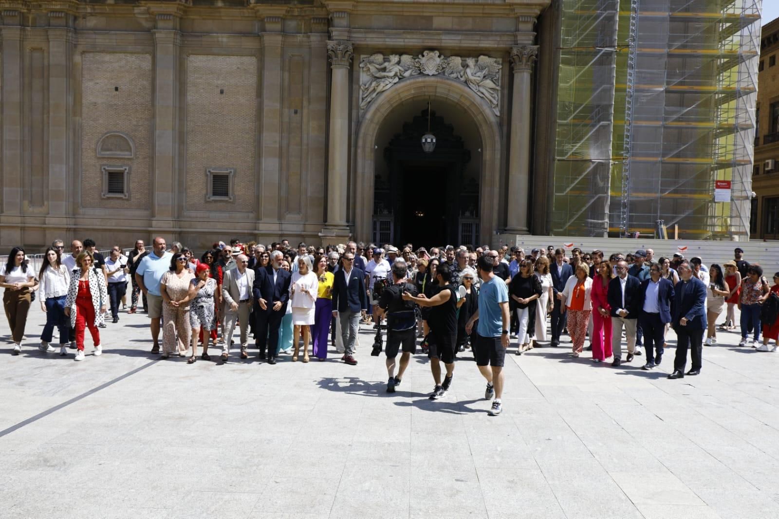 En imágenes | Expectación en la plaza del Pilar de Zaragoza por el rodaje del 'remake' de 'Salida de misa de doce'