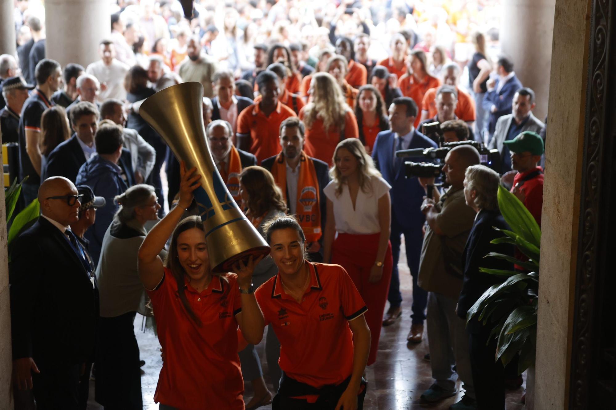 El Valencia Basket celebra en casa su triplete histórico