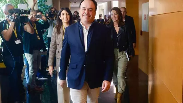 La llegada de Pérez Llorca a les Corts para el registro de su candidatura a presidir la Generalitat