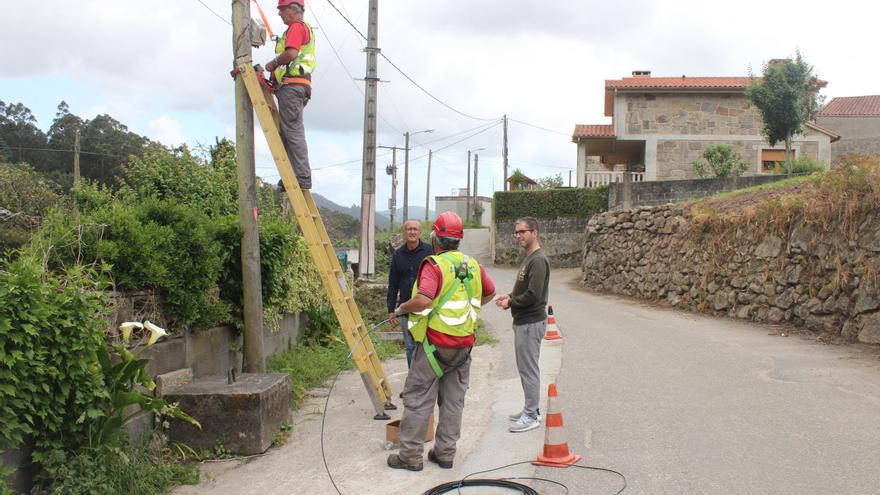 Una veintena de municipios ourensanos “aislados” tendrán banda ancha este año