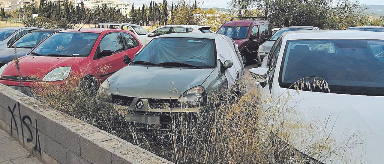 Uno de los coches utilizados para pernoctar en el solar de la Zuic.