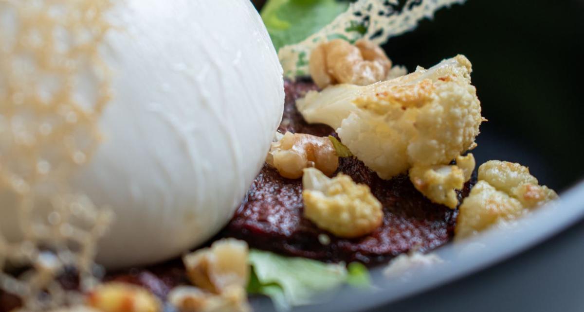 La coliflor es muy baja en calorías, tiene propiedades saciantes y muchos nutrientes