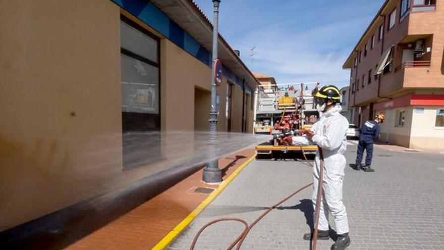 Bomberos de Valladolid desinfectan calles de Íscar y Pedrajas en una imagen de archivo.