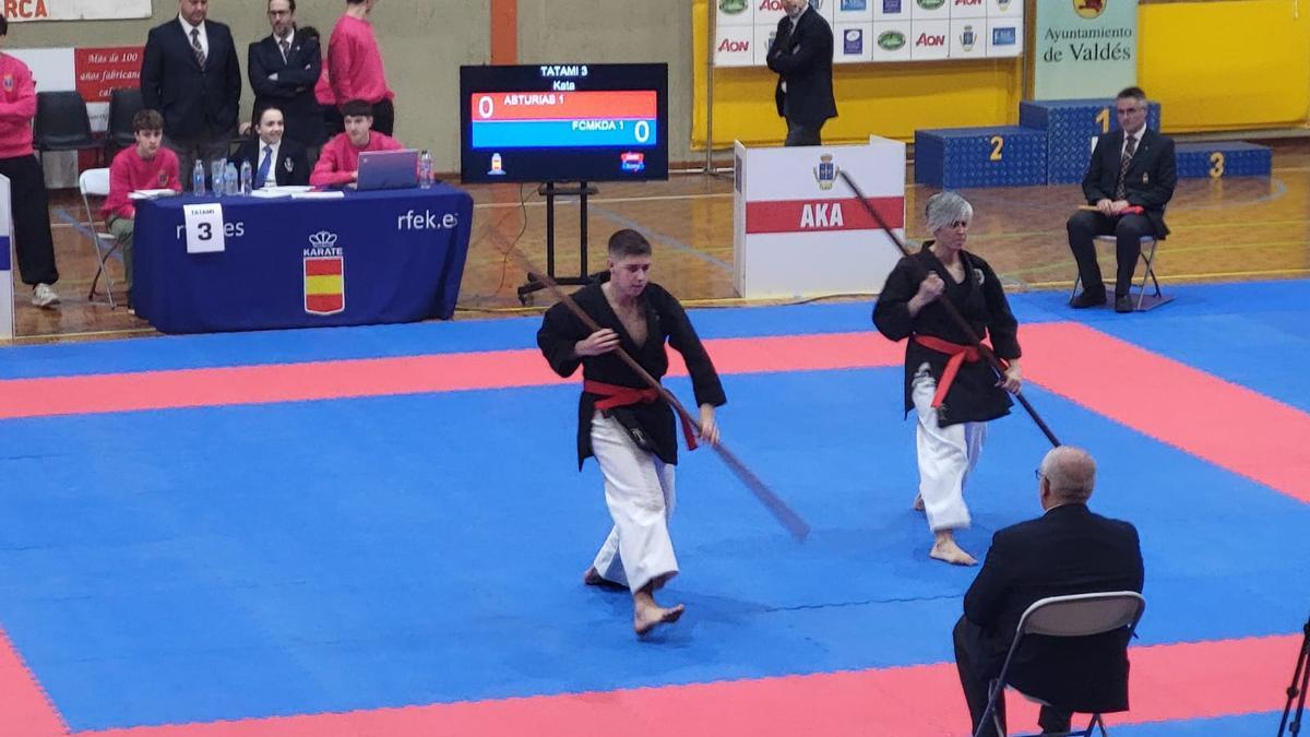 Un momento de la competición en el polideportivo luarqués.