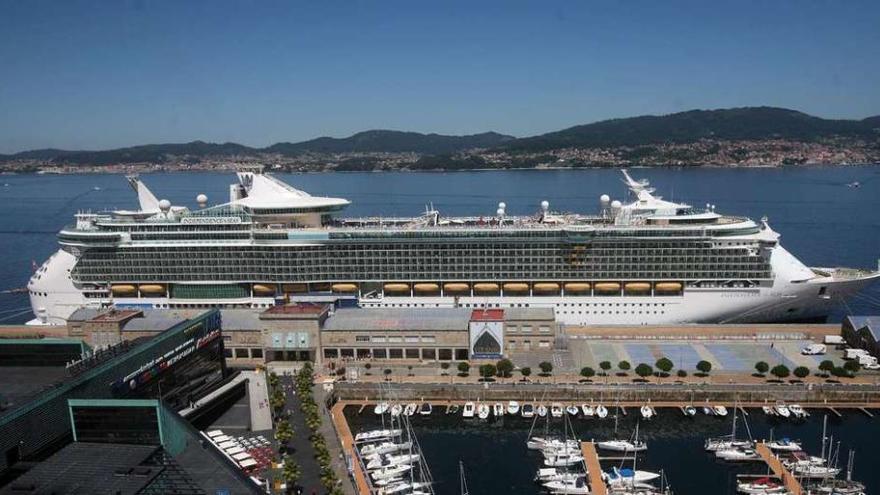 El buque de Royal Caribbean &quot;Independence of the Seas&quot;, ayer, atracado en la terminal de trasatlánticos de Vigo. // Marta G. Brea