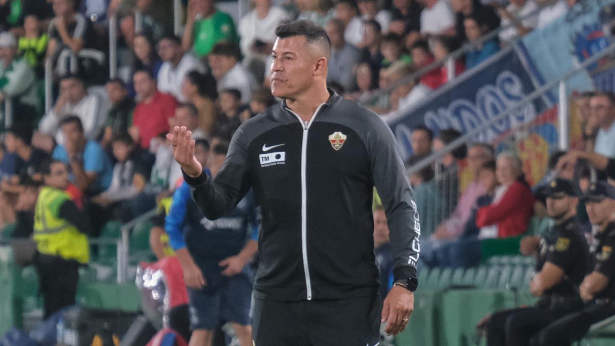 Jorge Almirón, dando instrucciones, durante el partido frente al Getafe