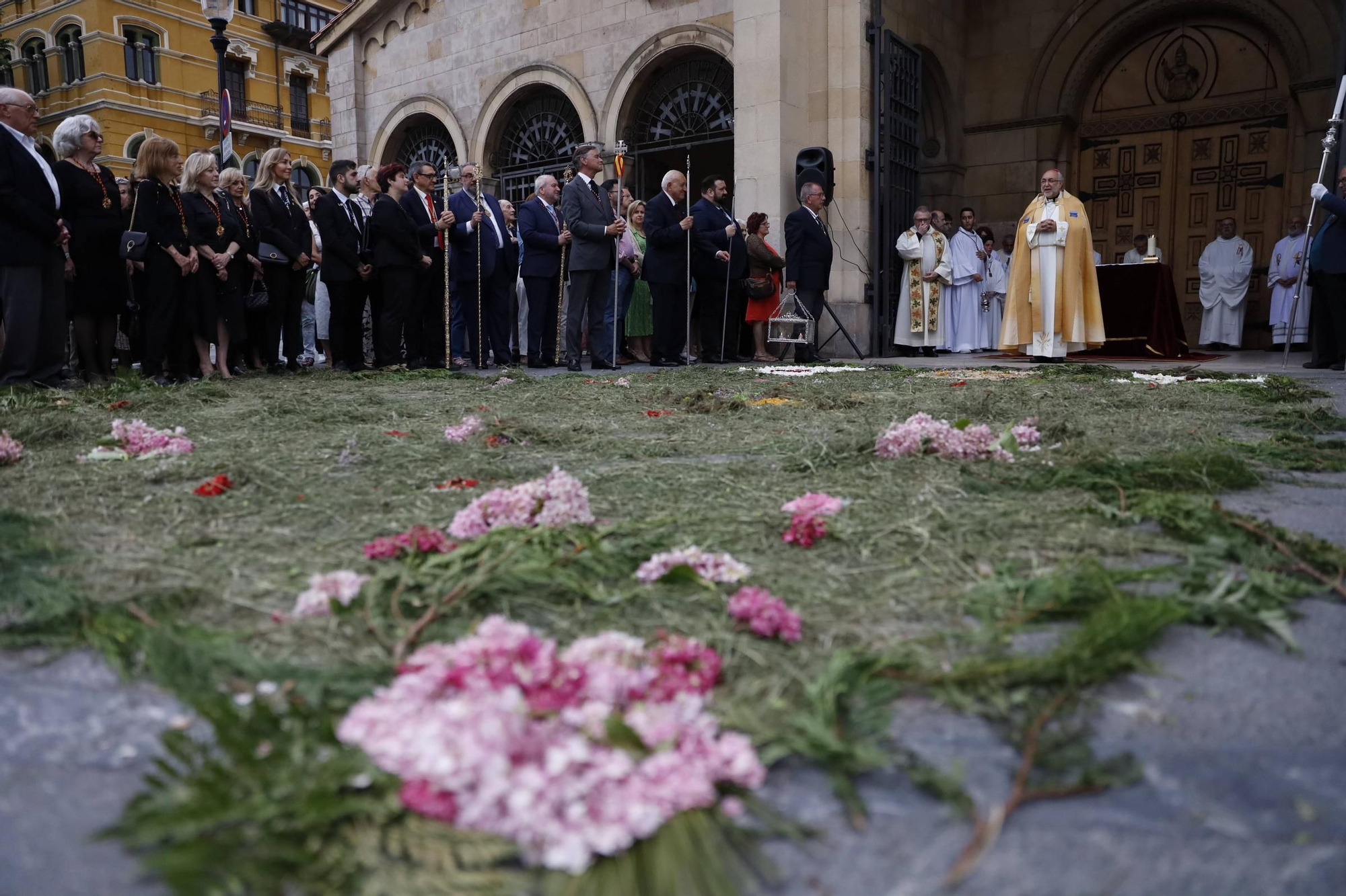 Pétalos, incienso, niños... así fue la procesión del Corpus Christi en Gijón (en imágenes)