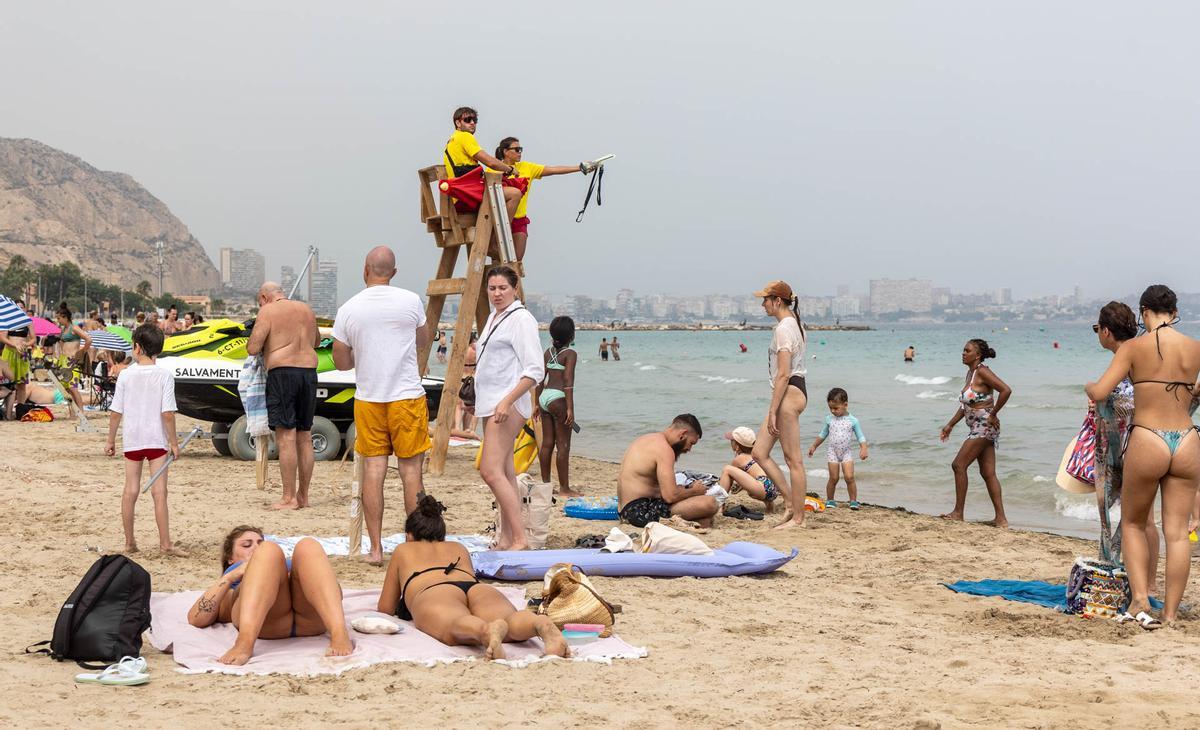 La alerta vacía el mar pero no el arenal del Postiguet