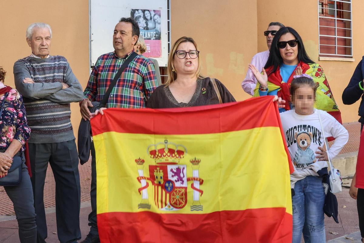 La concejala de Vox de Callosa de Segura, Rosario Griñán, frente  la sede de Vox. En la protesta también han participado menores de edad